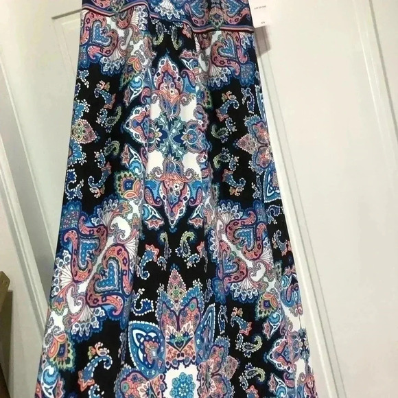 London Times Sleeveless Halter, flare,soft silky stretch,keyhole back,pattern - Picture 5 of 11